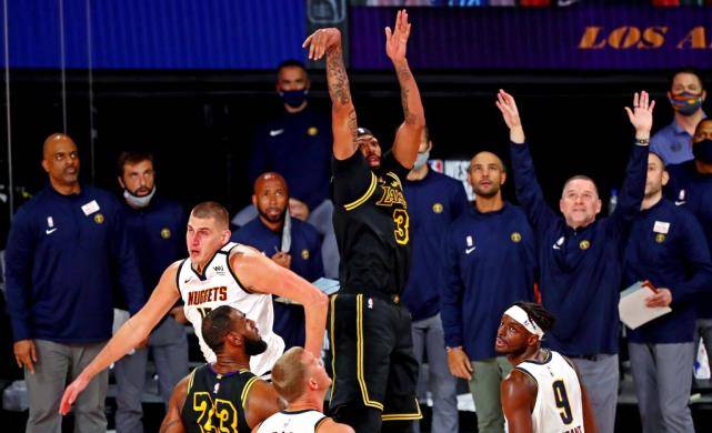  福克斯闪电突破扣篮绝杀，国王主场一分险胜掘金  