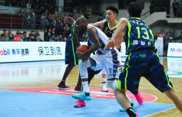  老将经验助力关键战役，沉稳发挥定乾坤